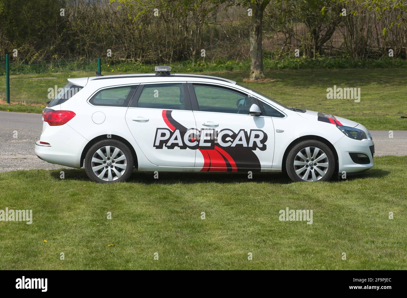 Ein Pace Car, das verwendet wurde, um Autos sicher am Motor zu führen Rennveranstaltungen in Großbritannien Stockfoto
