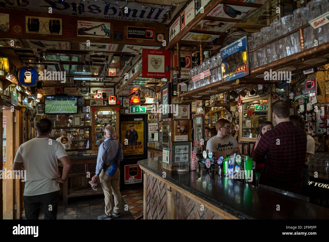 14.07.2019, Belfast, Nordirland, Vereinigtes Königreich - Duke of York, Irish Pub mit Kultstatus im Stadtzentrum, hauptsächlich besucht von Katholiken und Stockfoto