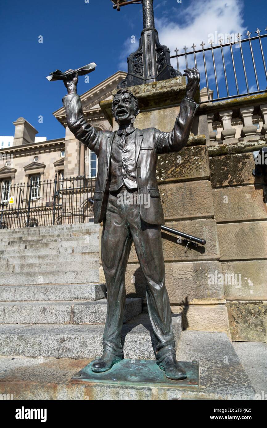14.07.2019, Belfast, Nordirland, Vereinigtes Königreich - die Skulptur The Speaker von Gareth Knowles vor dem Zollhaus in der Stadt. 00A190714D5 Stockfoto