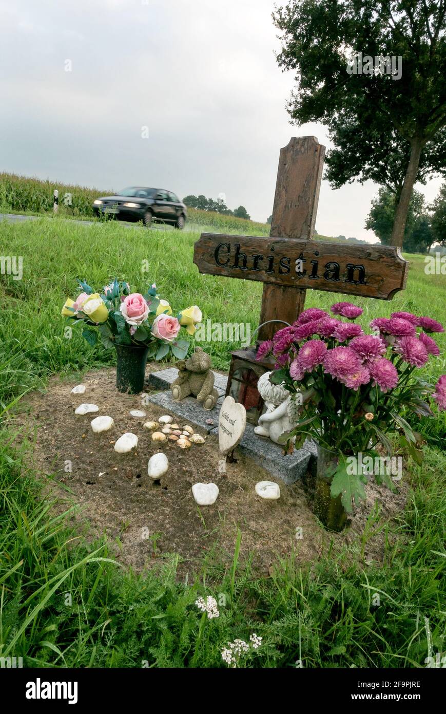 08.09.2020, Tarmstedt, Niedersachsen, Deutschland - Kreuz in Erinnerung an einen Verkehrstoten. 00A200908D069CAROEX.JPG [MODELLVERSION: NICHT ZUTREFFEND, EIGENTUM Stockfoto
