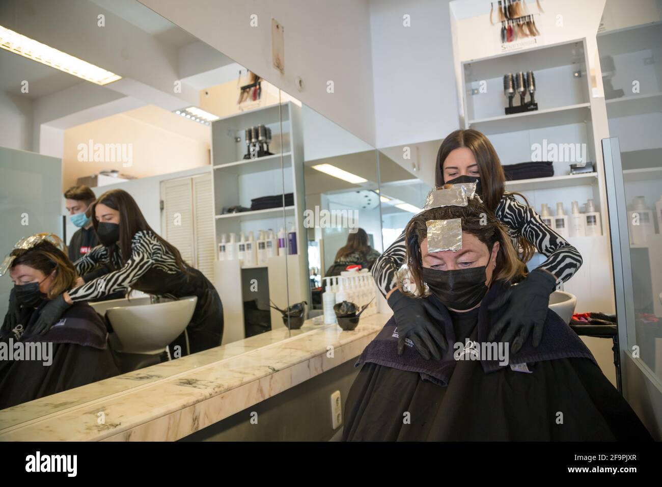 02.03.2021, Bremen, Bremen, Deutschland - Eröffnung von Friseursalons nach 2. Coronawelle, Friseurblondierung. 00A210302D112CAROEX.JPG [MODELLVERSION: NEIN, Stockfoto