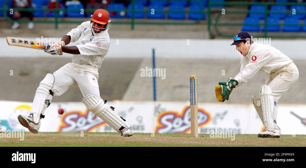 2. TEST 4. TAG IM OVALEN HAFEN VON QUEENS PARK VON SPANIEN TRINIDAD 22/3/2004 RIDLEY JACOBS OFF GILES BILD DAVID ASHDOWNCRICKET IN WESTINDIEN Stockfoto