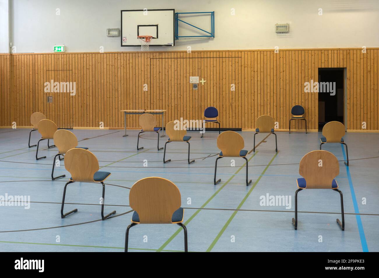 12.06.2020, , - Bezirk Mitte - Stühle stehen in der Turnhalle einer Schule in der Ferne. 0CE200612D001CAROEX.JPG [MODELLVERSION: NICHT ZUTREFFEND, Stockfoto