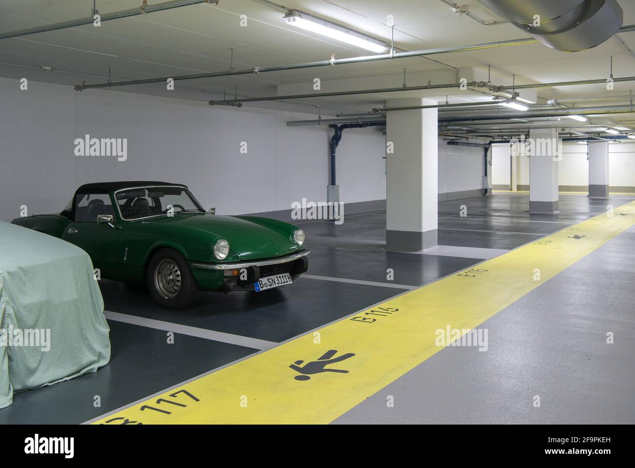 02.07.2020, , - Bezirk Mitte - Oldtimer in einem leeren Parkhaus. 0CE200702D007CAROEX.JPG [MODELLVERSION: NICHT ZUTREFFEND, EIGENTUMSFREIGABE: N Stockfoto