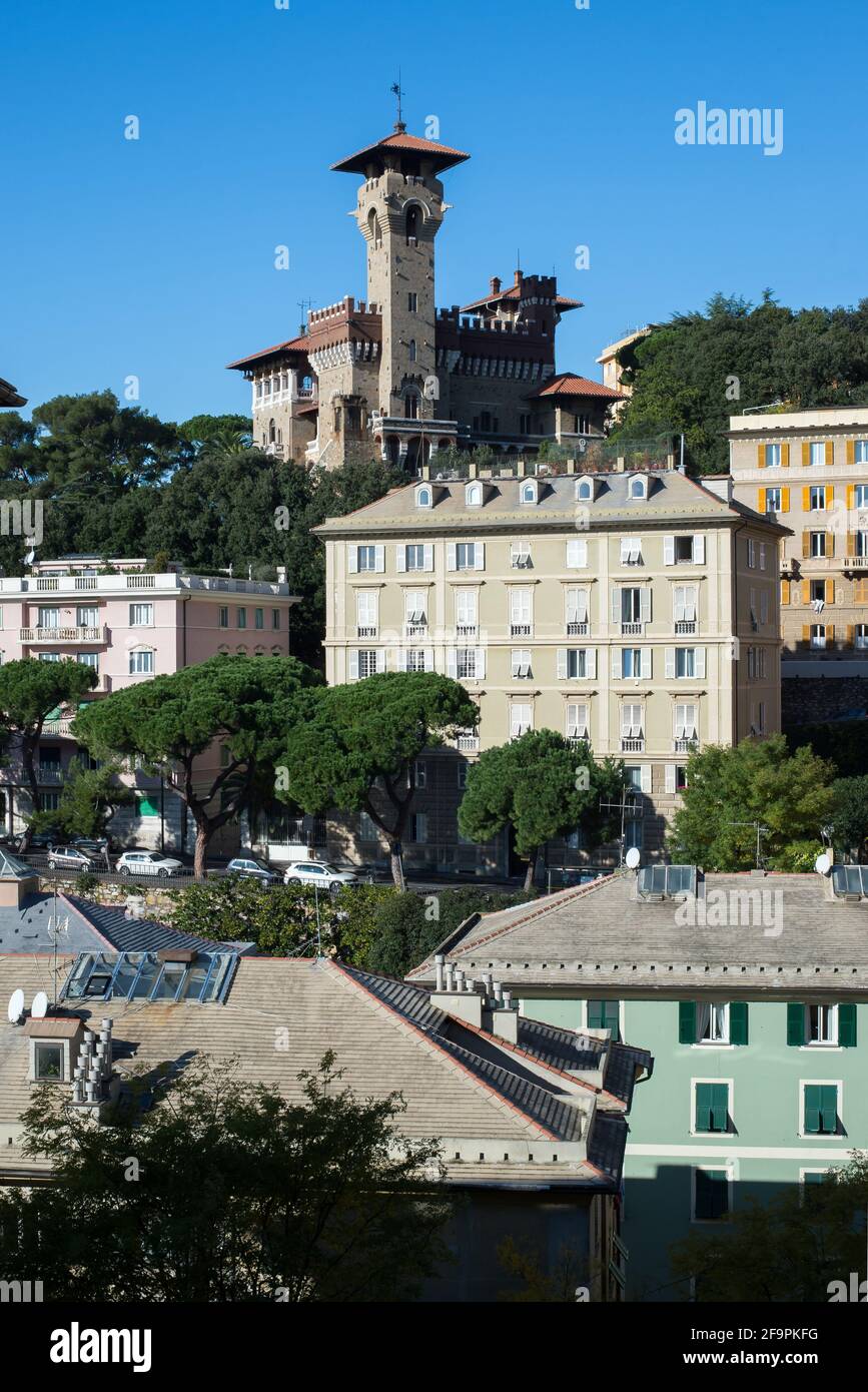 14.10.2020, Genua, , Italien - Wohnanlage im Zentrum von Genua mit Blick auf Castello Bruzzo. 0CE201014D002CAROEX.JPG [MODELLVERSION: NICHT Stockfoto