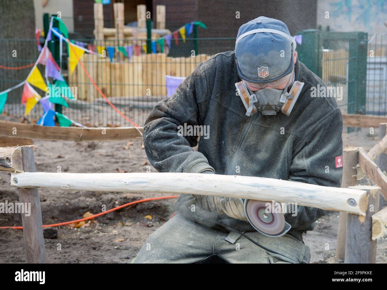 20.11.2020, Berlin, Berlin, Deutschland - Schleifarbeiten an Holz auf einer KITA-Baustelle. 0CE201120D001CAROEX.JPG [MODELLVERSION: NEIN, EIGENTUMSFREIGABE: Stockfoto