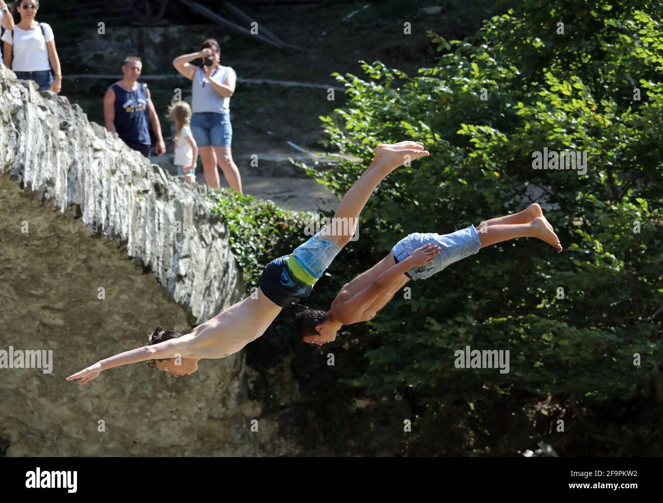 18.07.2018, Keda, Ajaria, Georgia - Jungen, die von der Makhuntseti-Brücke rückwärts springen. 00S180718D600CAROEX.JPG [MODELLVERSION: NEIN, EIGENTUMSFREIGABE: Stockfoto