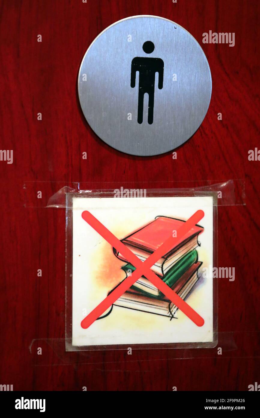 20.07.2018, Tiflis, , Georgien - Hinweis - Lesen auf der Männer-Toilette verboten. 00S180720D461CAROEX.JPG [MODELLVERSION: NICHT ZUTREFFEND, EIGENTUMSFREIGABE Stockfoto