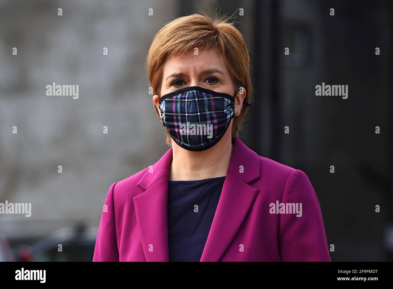 Schottlands erste Ministerin Nicola Sturgeon, Vorsitzende der Scottish National Party (SNP), trägt eine schützende Gesichtsmaske, während sie in South Queensferry für die schottischen Parlamentswahlen kämpft. Bilddatum: Dienstag, 20. April 2021. Stockfoto