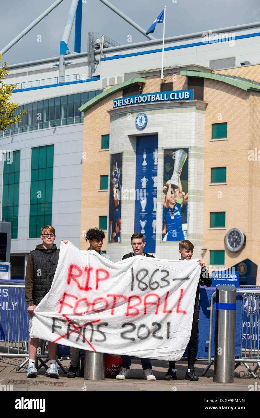 London, Großbritannien. 20. April 2021. Chelsea-Anhänger vor der Stamford Bridge, dem Heimstadion des FC Chelsea, protestieren gegen die vorgeschlagene Bildung einer Europäischen Super League. Chelsea, Arsenal, Tottenham Hotspur, Manchester City, Manchester United und Liverpool (die großen sechs) werden sich Barcelona, Real Madrid, Atletico Madrid, Juventus, AC Mailand und Inter Mailand als Gründungsmitglieder sowie drei weitere Teams anschließen, die noch bekannt gegeben werden müssen. Die Nachrichten wurden von Fußballfans, anderen Vereinen, der UEFA, der FIFA und der britischen Regierung verurteilt. Kredit: Stephen Chung / Alamy Live Nachrichten Stockfoto