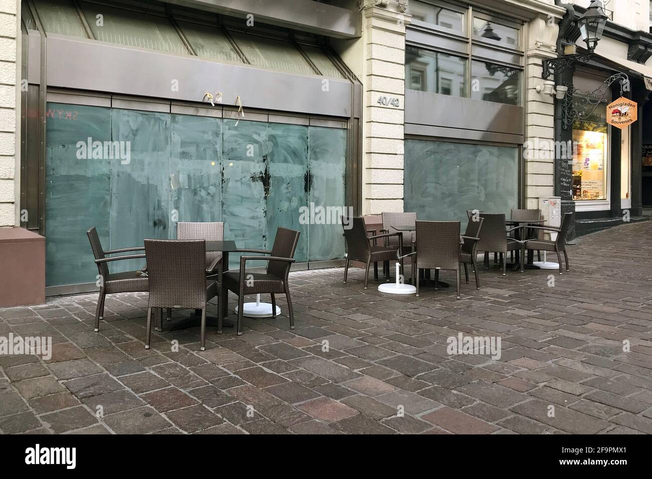 11.09.2020, Baden-Baden, Baden-Württemberg, Deutschland - Stühle und Tische stehen vor einem geschlossenen Restaurant in der Innenstadt. 00S200911D316KH Stockfoto