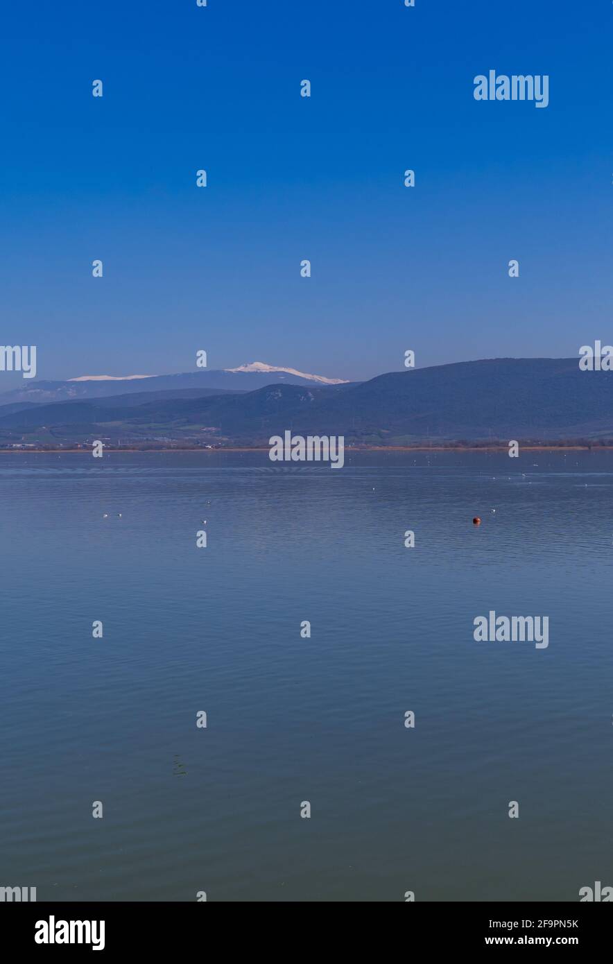 Panoramablick auf den wunderschönen Ulubat-See in der Provinz Bursa in der Türkei Stockfoto