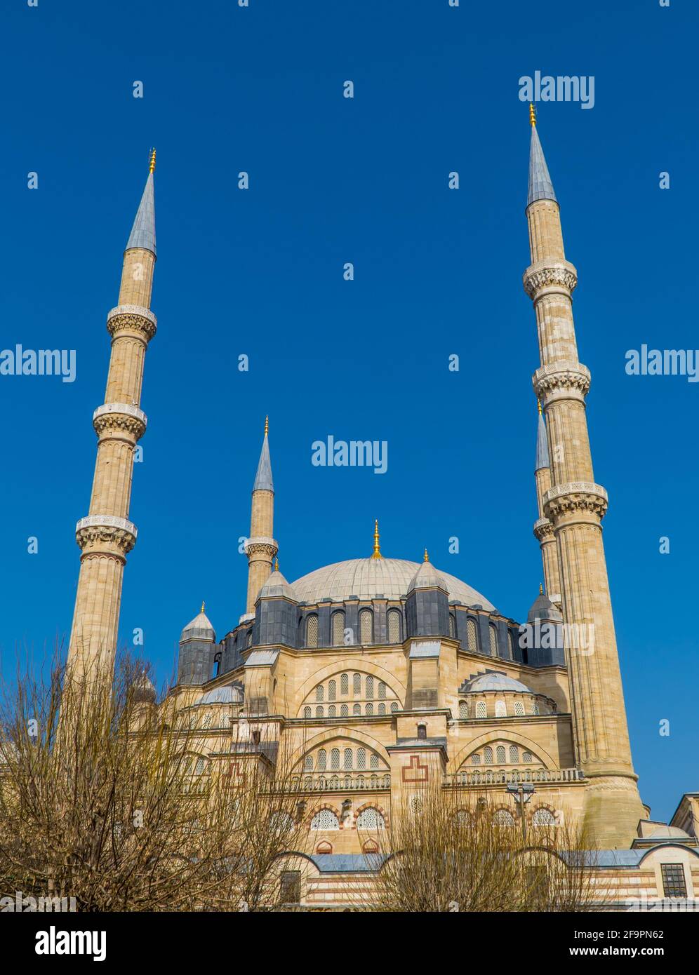 Vertikale Ansicht der wunderschönen osmanischen Selimiye Moschee in Edirne, Türkei mit blauem Himmel Stockfoto