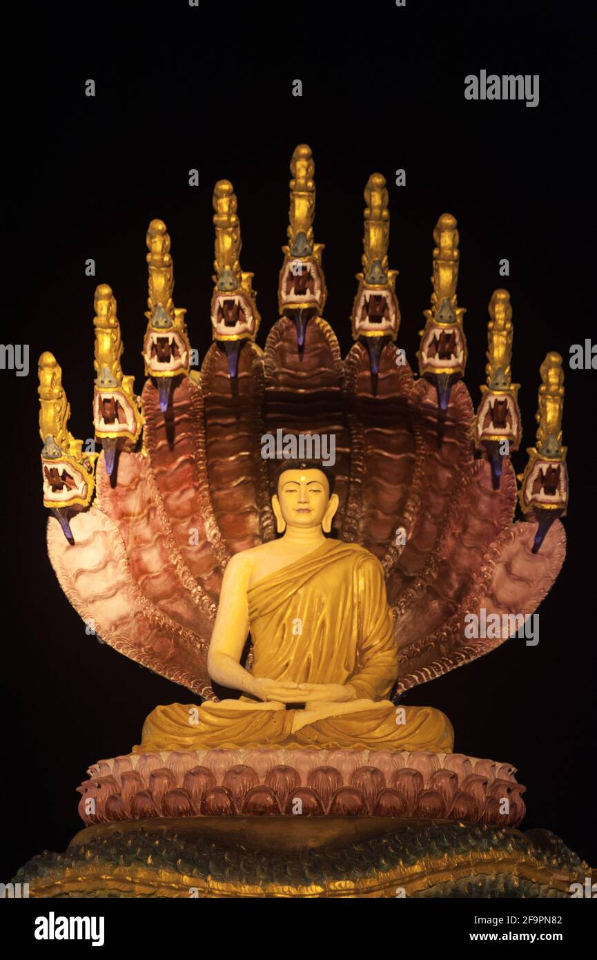 30.01.2017, Mawlamyine, Mon State, Myanmar - eine beleuchtete Buddha-Figur in der Kyaikthanlan-Pagode, der höchsten buddhistischen Pagode der Stadt. 0SL170130D047KR Stockfoto