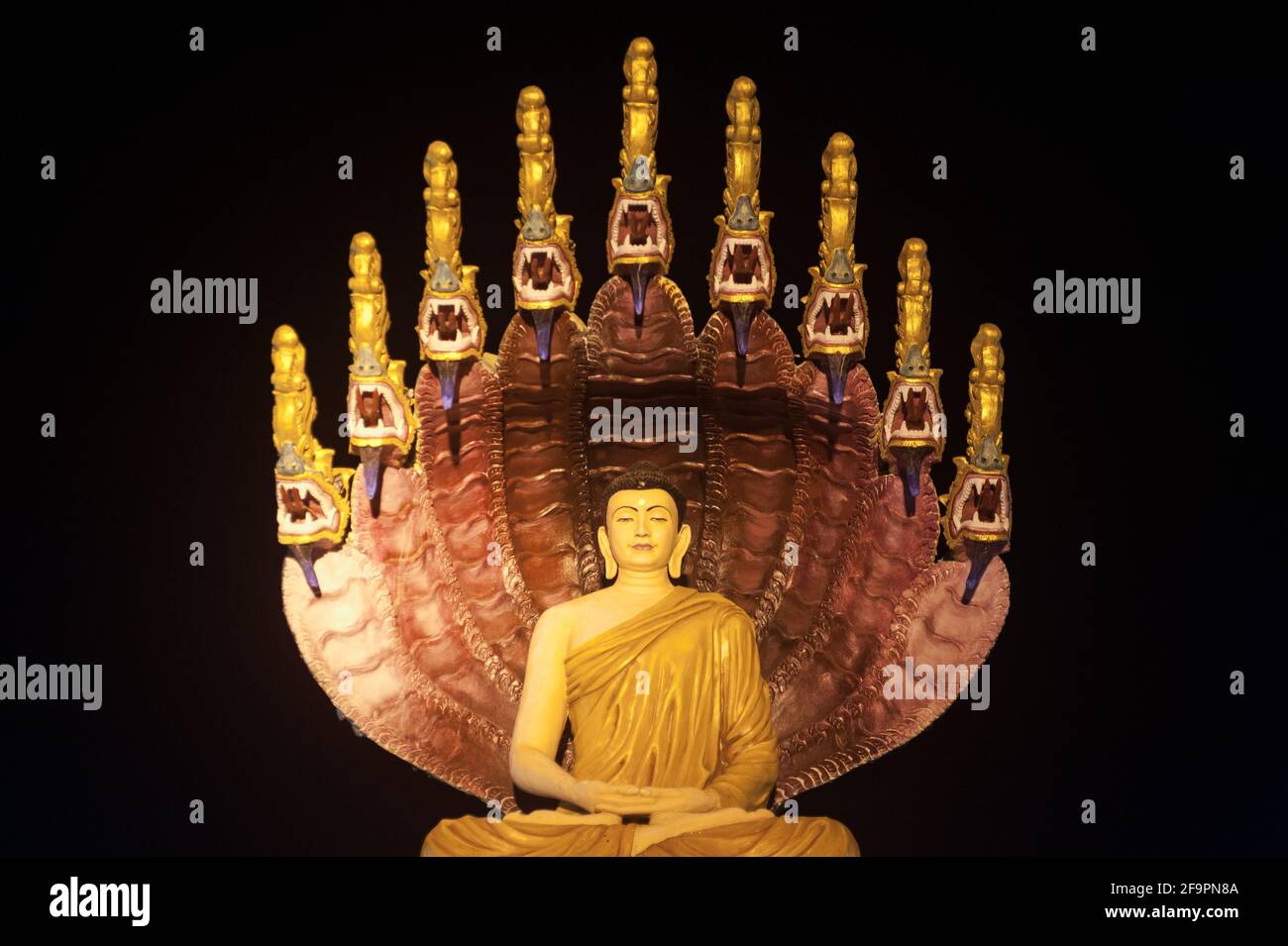 30.01.2017, Mawlamyine, Mon State, Myanmar - eine beleuchtete Buddha-Figur in der Kyaikthanlan-Pagode, der höchsten buddhistischen Pagode der Stadt. 0SL170130D048KR Stockfoto