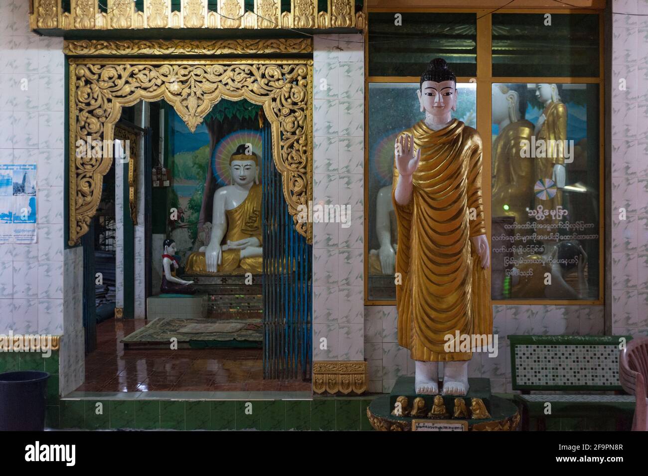 30.01.2017, Mawlamyine, Mon State, Myanmar - Buddha-Figuren in der Kyaikthanlan-Pagode, der höchsten buddhistischen Pagode der Stadt. 0SL170130D050CAROEX.JPG [ Stockfoto