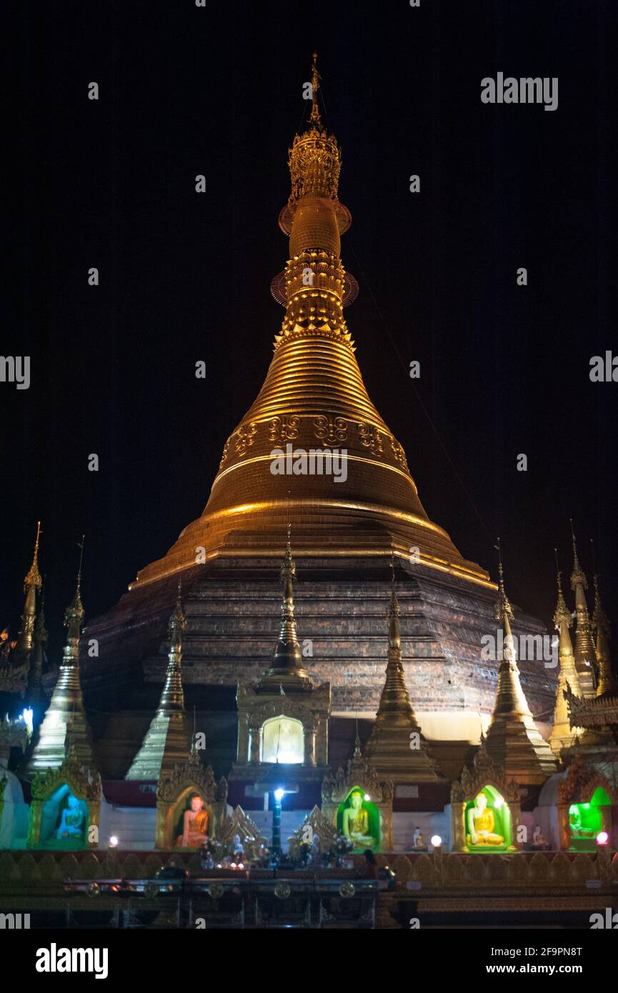 30.01.2017, Mawlamyine, Mon State, Myanmar - Nachtaufnahme der vergoldeten Stupa der Kyaikthanlan-Pagode, der höchsten buddhistischen Pagode der Stadt. 0SL170130D059C Stockfoto