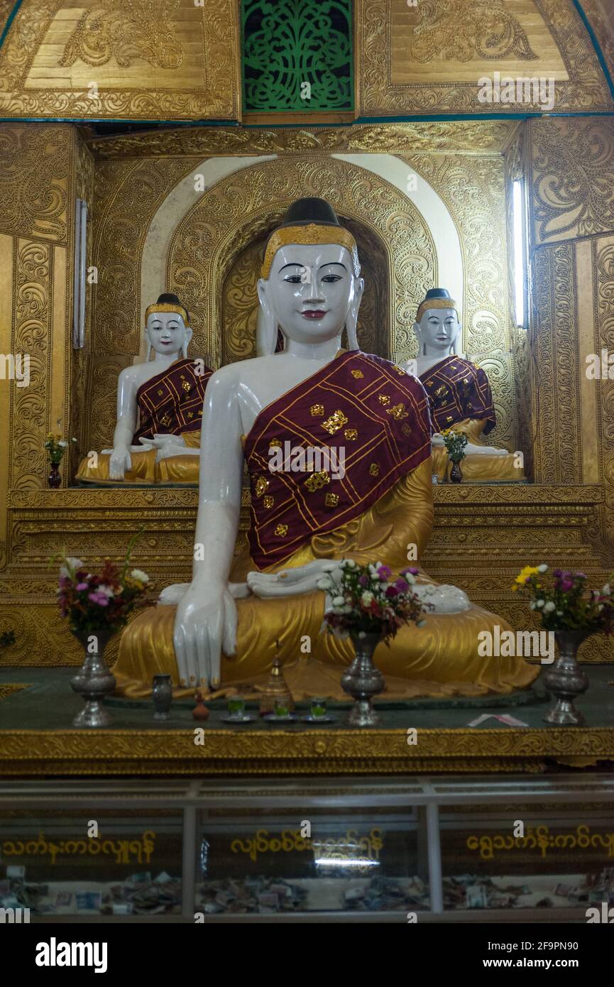 30.01.2017, Mawlamyine, Mon State, Myanmar - EINE Gruppe von Buddha-Figuren in der Kyaikthanlan-Pagode, der höchsten buddhistischen Pagode der Stadt. 0SL170130D061CAROEX Stockfoto