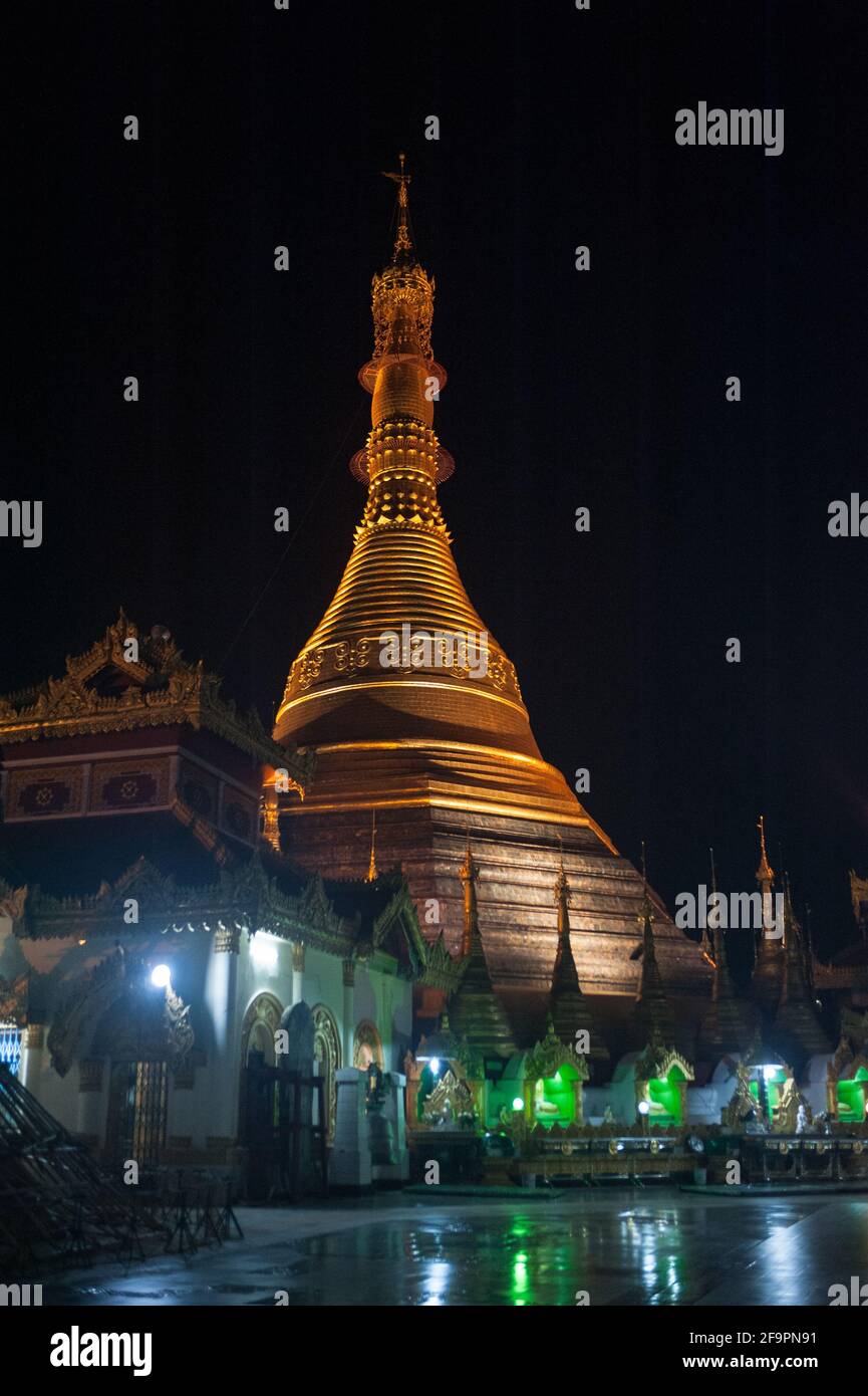 30.01.2017, Mawlamyine, Mon State, Myanmar - Nachtaufnahme der vergoldeten Stupa der Kyaikthanlan-Pagode, der höchsten buddhistischen Pagode der Stadt. 0SL170130 Stockfoto