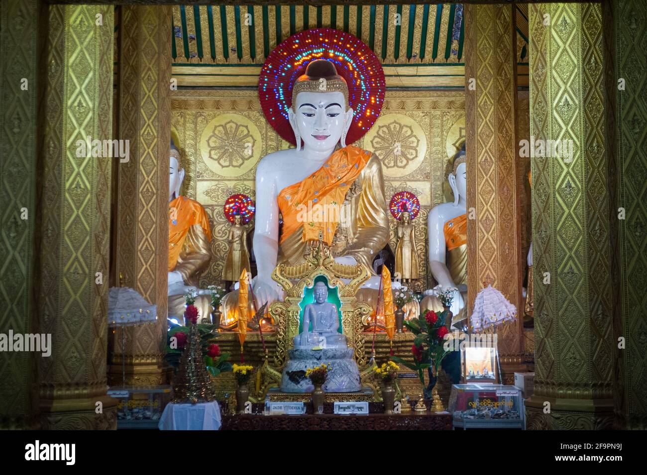 30.01.2017, Mawlamyine, Mon State, Myanmar - Buddha-Gestalt in der Kyaikthanlan-Pagode, der höchsten buddhistischen Pagode der Stadt. 0SL170130D058CAROEX.JPG [M Stockfoto