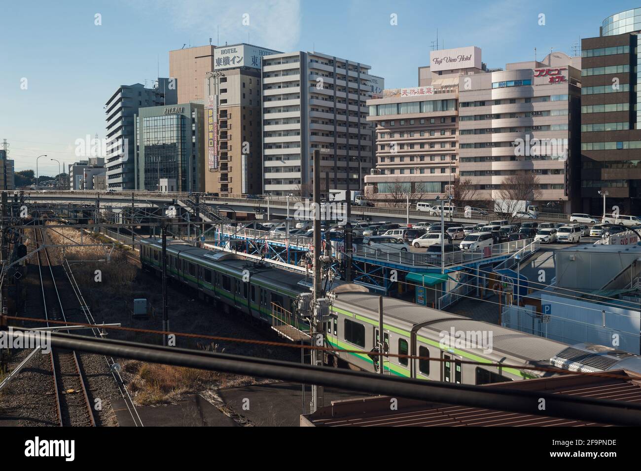 30.12.2017, Yokohama, Kanagawa, Japan - EIN Zug am Bahnhof Shin-Yokohama mit Gebäuden im Hintergrund. Yokohama liegt südlich von Tokio und ist p Stockfoto
