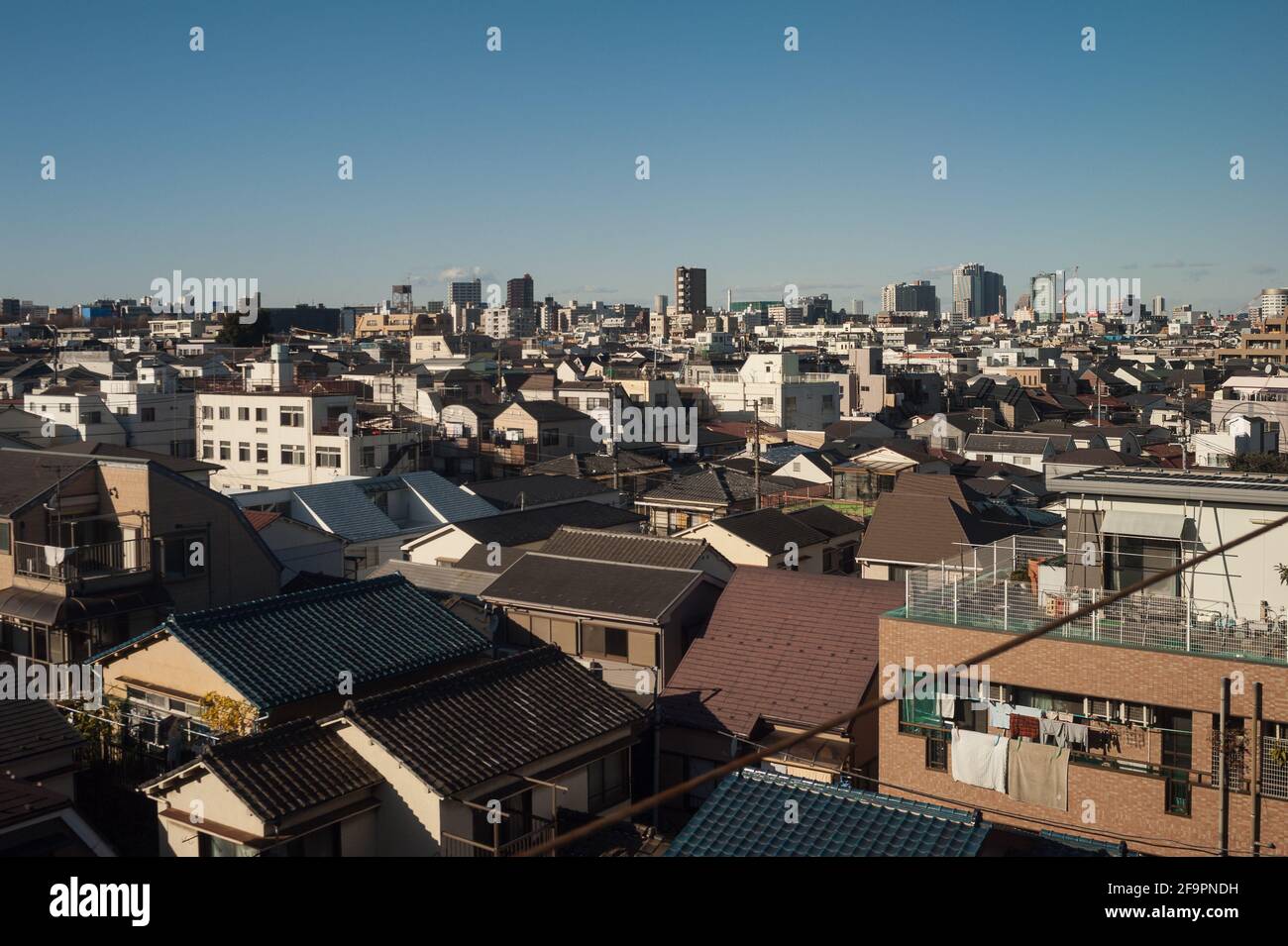 30.12.2017, Tokio, Tokio, Japan - eine erhöhte Ansicht von Wohngebäuden in der dicht besiedelten Metropolregion Tokio zwischen der Stadt Yokoh Stockfoto