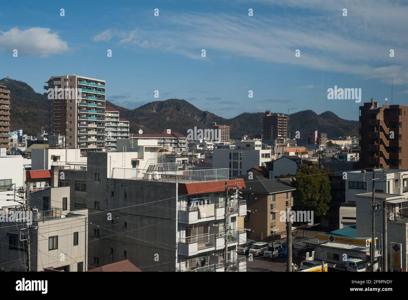 30.12.2017, Gifu, Gifu, Japan - ein erhöhter Blick auf die Stadt mit Gebäuden im Stadtzentrum und Bergen im Hintergrund. 0SL171230D043CAROEX.JPG [MODUS Stockfoto