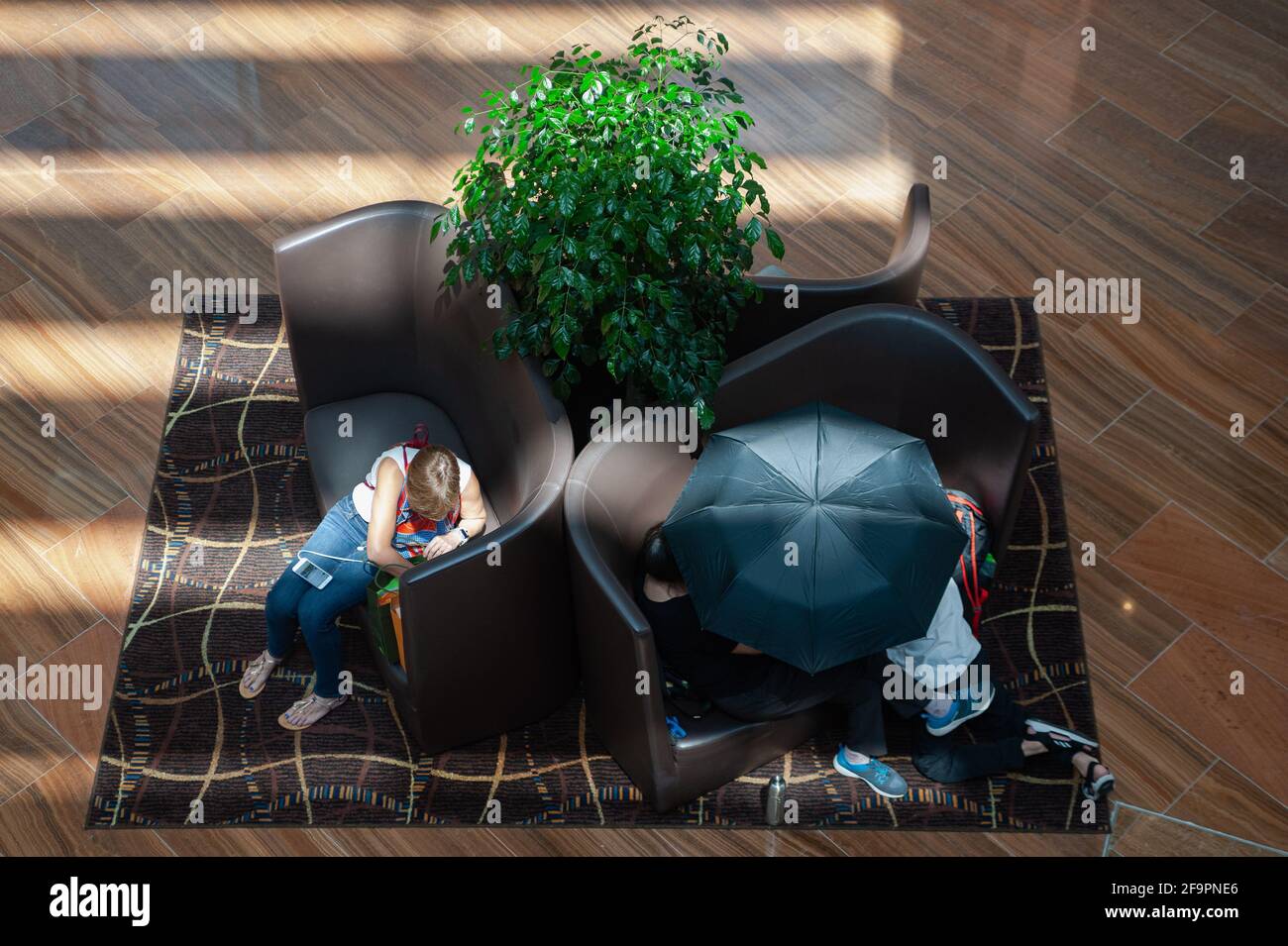 04.04.2018, Singapore, , Singapur - auf den Sofas im Einkaufszentrum Shoppes im Marina Bay Sands entspannen sich die Menschen. 0SL180404D030CAROEX.JPG [MODELLVERSION: Stockfoto