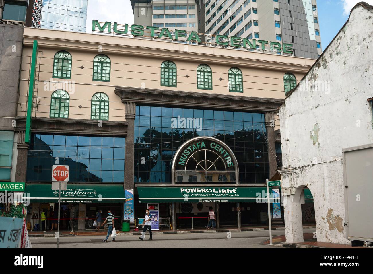 10.03.2021, Singapore, , Singapur - Außenansicht des Mustafa Centers, eines der 24-Stunden-Einkaufszentren Singapurs an der Syed Alwi Road in Little India Stockfoto