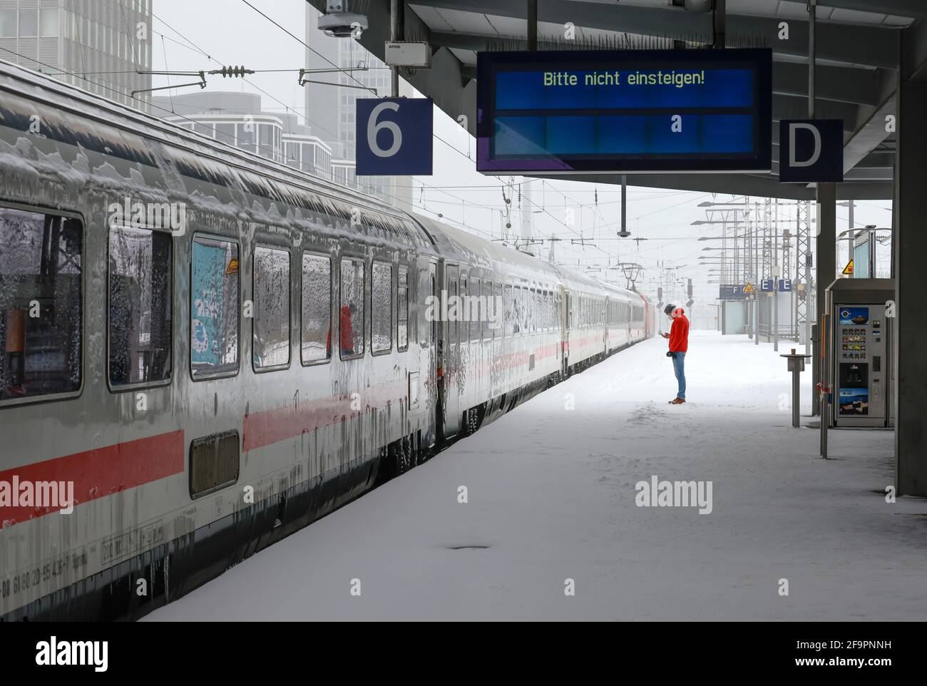 08.02.2021, Essen, Nordrhein-Westfalen, Deutschland - Winter im Ruhrgebiet, Bahnhof Essen, aufgrund von Eis und Schnee, sind viele Züge verspätet oder cance Stockfoto