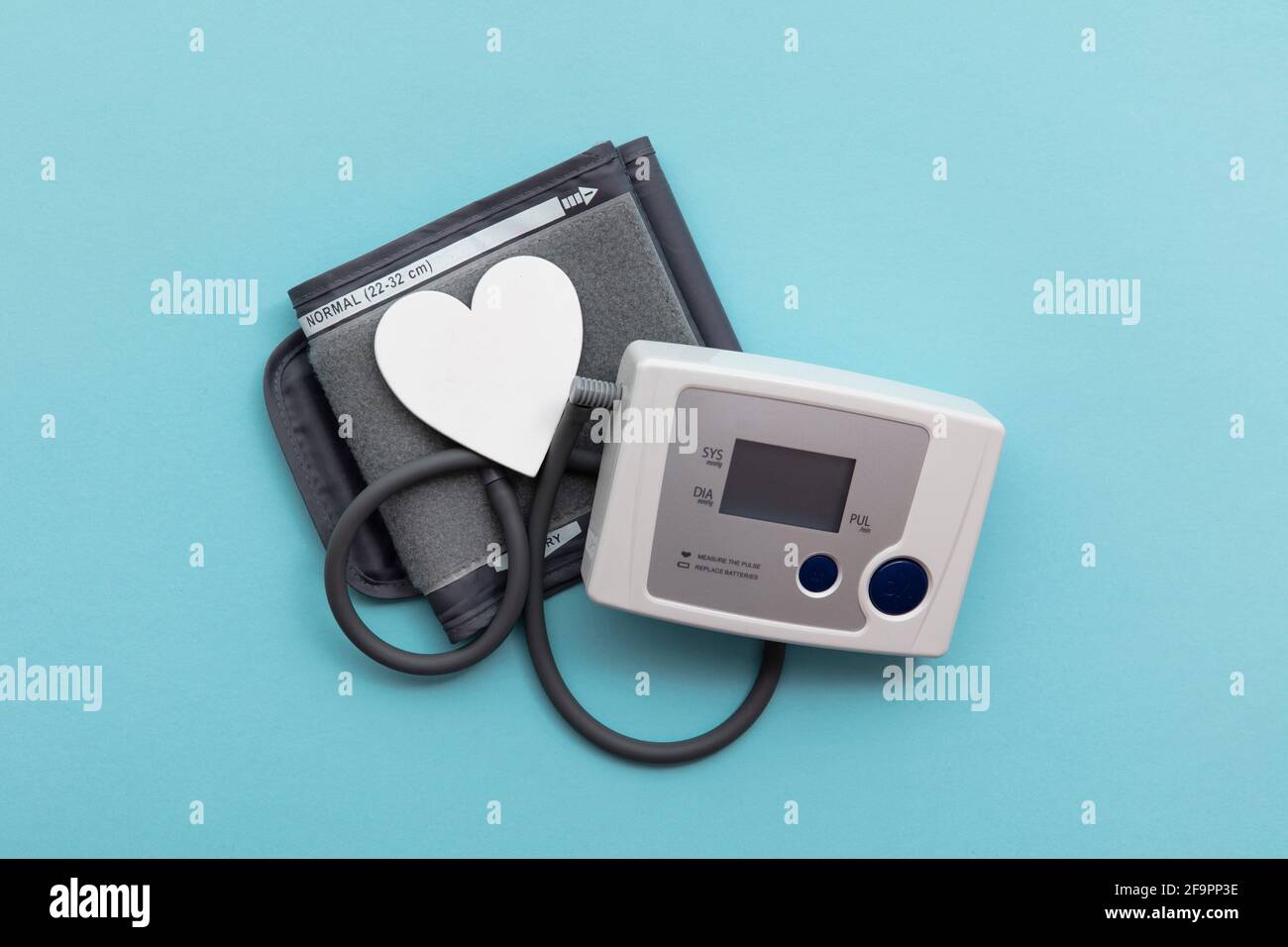 Blutdruck-Monitor überprüfen, um auf Herzerkrankungen zu testen Stockfoto