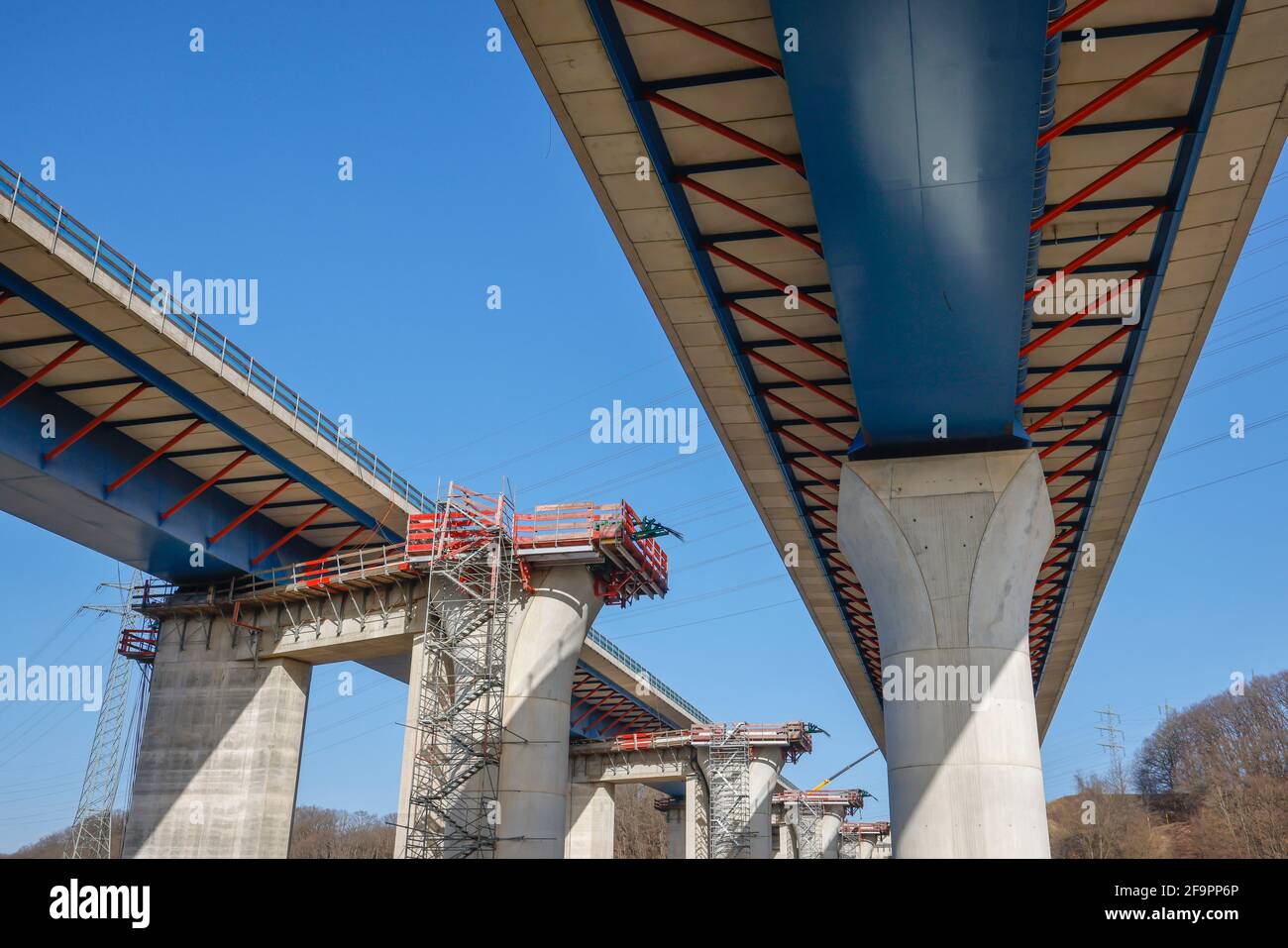 24.02.2021, Hagen, Nordrhein-Westfalen, Deutschland - Neubau der Autobahnbrücke A45 Lennetal, die 1000m lange Lennetalbrücke wird von der entfernt Stockfoto