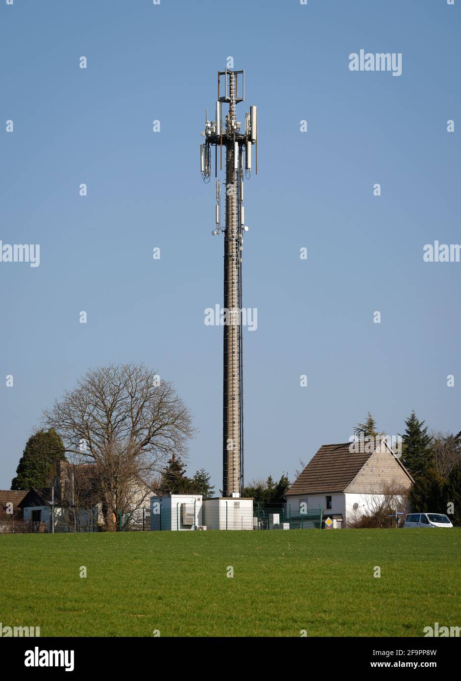 24.02.2021, Hagen, Nordrhein-Westfalen, Deutschland - Handymast auf dem Land. 00X210224D081CAROEX.JPG [MODEL RELEASE: NO, PROPERTY RELEAS Stockfoto