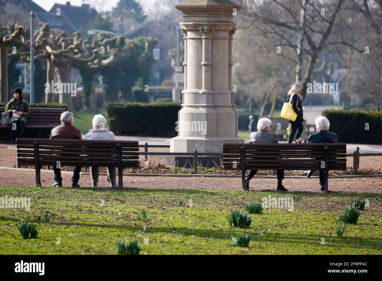 03.03.2021, Krefeld, Nordrhein-Westfalen, Deutschland - Senioren sitzen auf der Parkbank im Landkreis Uerdingen. 00X210303D020CAROEX.JPG [MODELL Stockfoto