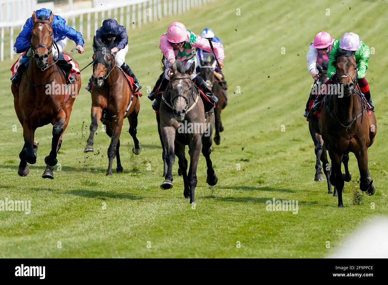 William Buick mit Wirko (links, blau) gewinnt das Blue Riband Trial auf der Epsom Downs Racecourse in Surrey. Bilddatum: Dienstag, 20. April 2020. Stockfoto