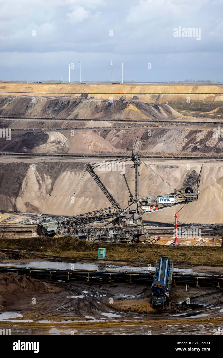 16.03.2021, Jüchen, Nordrhein-Westfalen, Deutschland - Rheinisches Braunkohlebergbaugebiet, Schaufelradbagger im RWE Tagebau Garzweiler. 00 Stockfoto