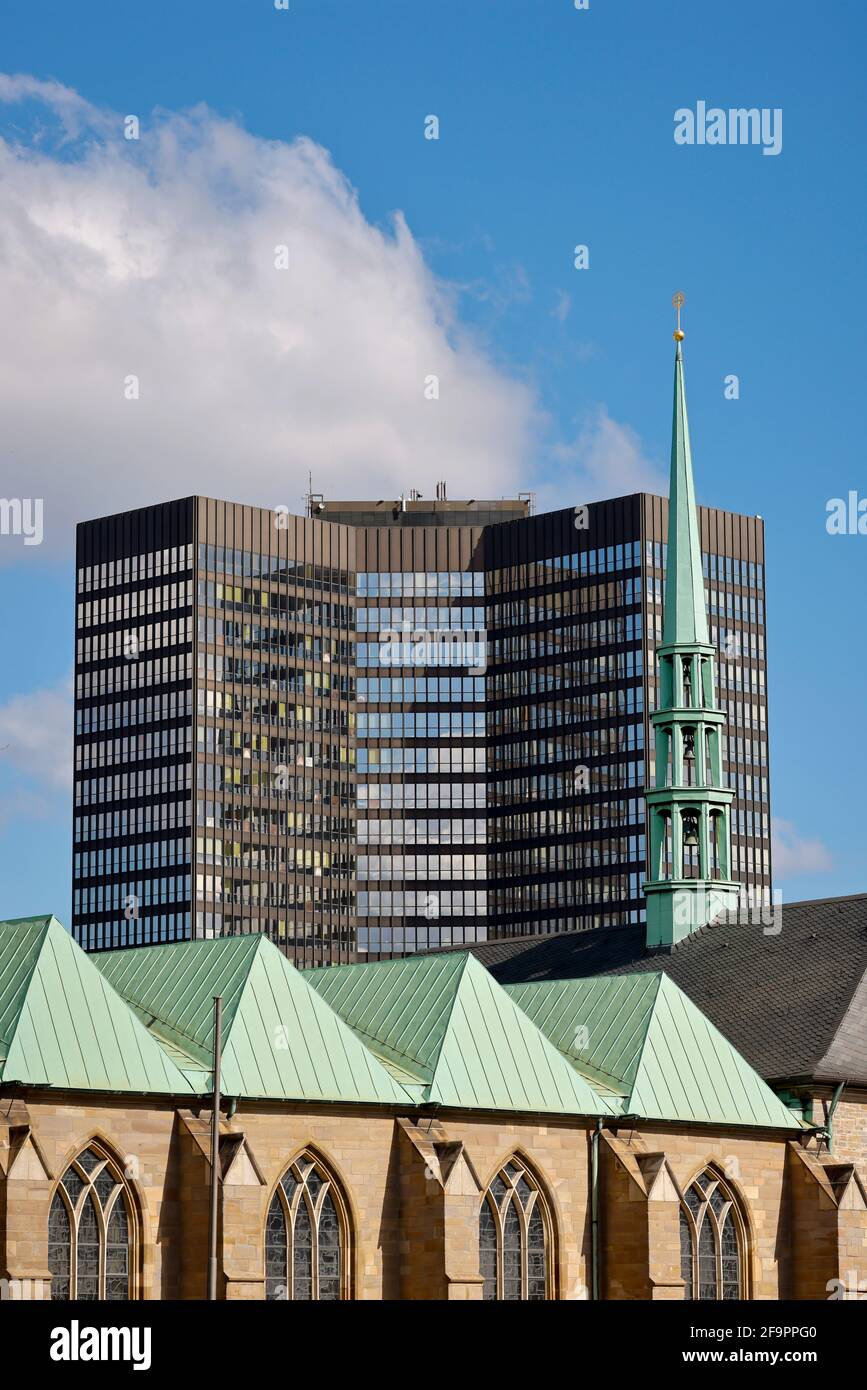 19.03.2021, Essen, Nordrhein-Westfalen, Deutschland - Rathaus Essen hinter dem Essener Dom steht die Bischofskirche des Dio im Essener Münster Stockfoto