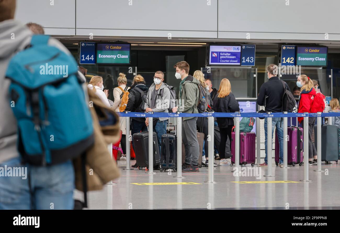 27.03.2021, Düsseldorf, Nordrhein-Westfalen, Deutschland - Flughafen  Düsseldorf, Osterurlauber am Condor Check-in-Schalter in Zeiten des Coro  Stockfotografie - Alamy