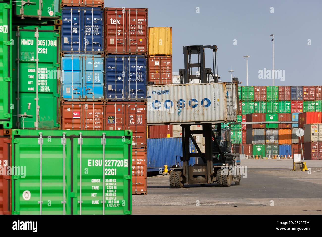 01.04.2021, Duisburg, Nordrhein-Westfalen, Deutschland - Gabelstapler transportiert COSCO-Container, China Ocean Shipping Company, Hafen Duisburg, Container Stockfoto