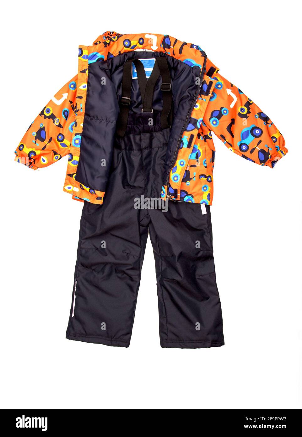 Set aus warmen, hellen Jacken und Hosen für Kinder bei kaltem Wetter. Stockfoto