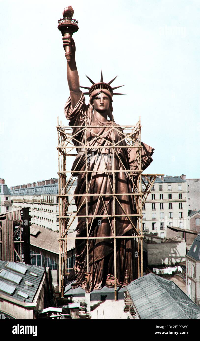 Die Freiheitsstatue von New York wird um 1884 in Paris errichtet. PARIS