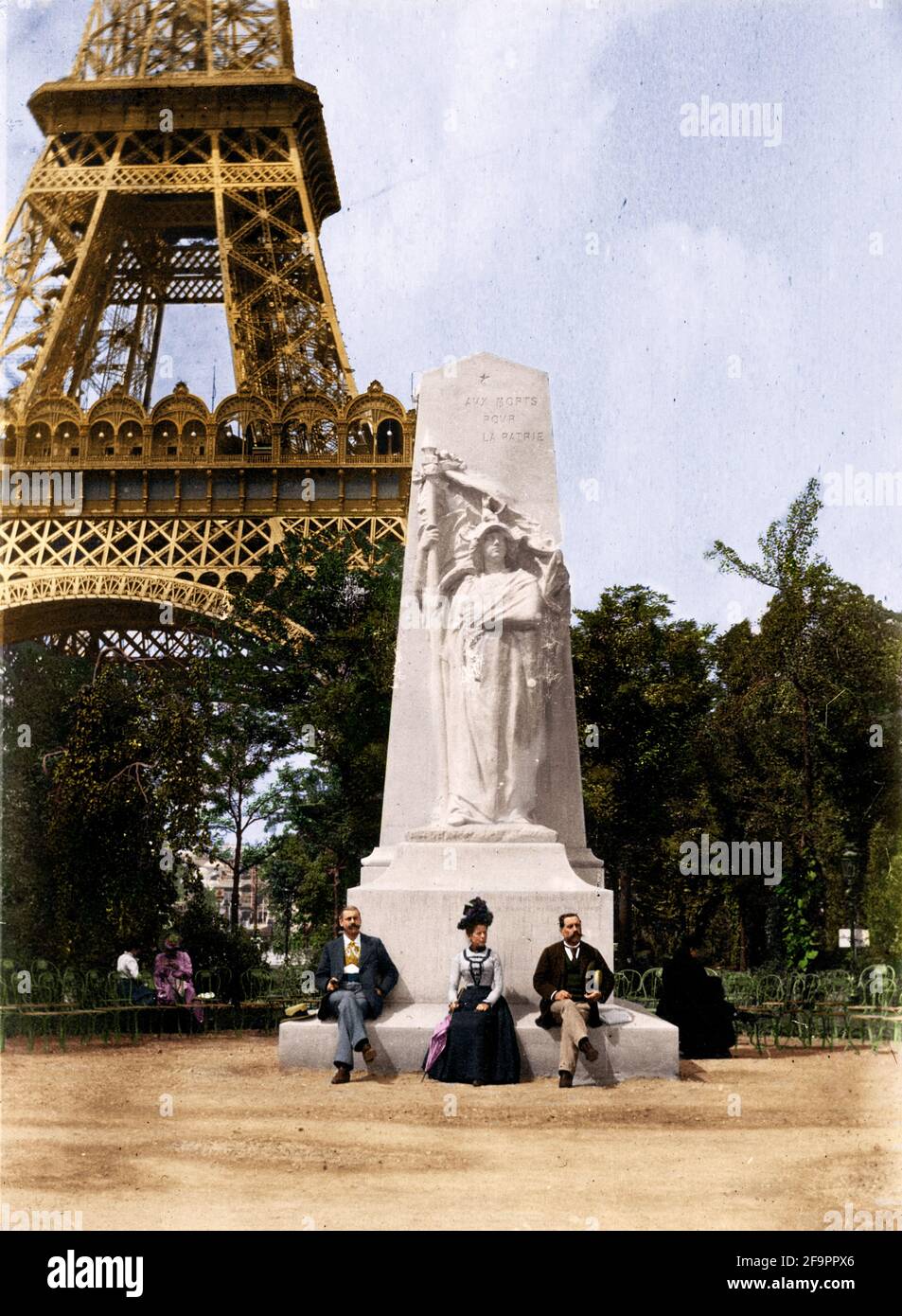 Französische Touristen, die den Eiffelturm 1892 besuchten, kurz nachdem er von venezianischem Rot bis zu braunem Ocker gestrichen wurde. PARIS, FRANKREICH: KOLORIERTE FOTOGRAFIEN Stockfoto