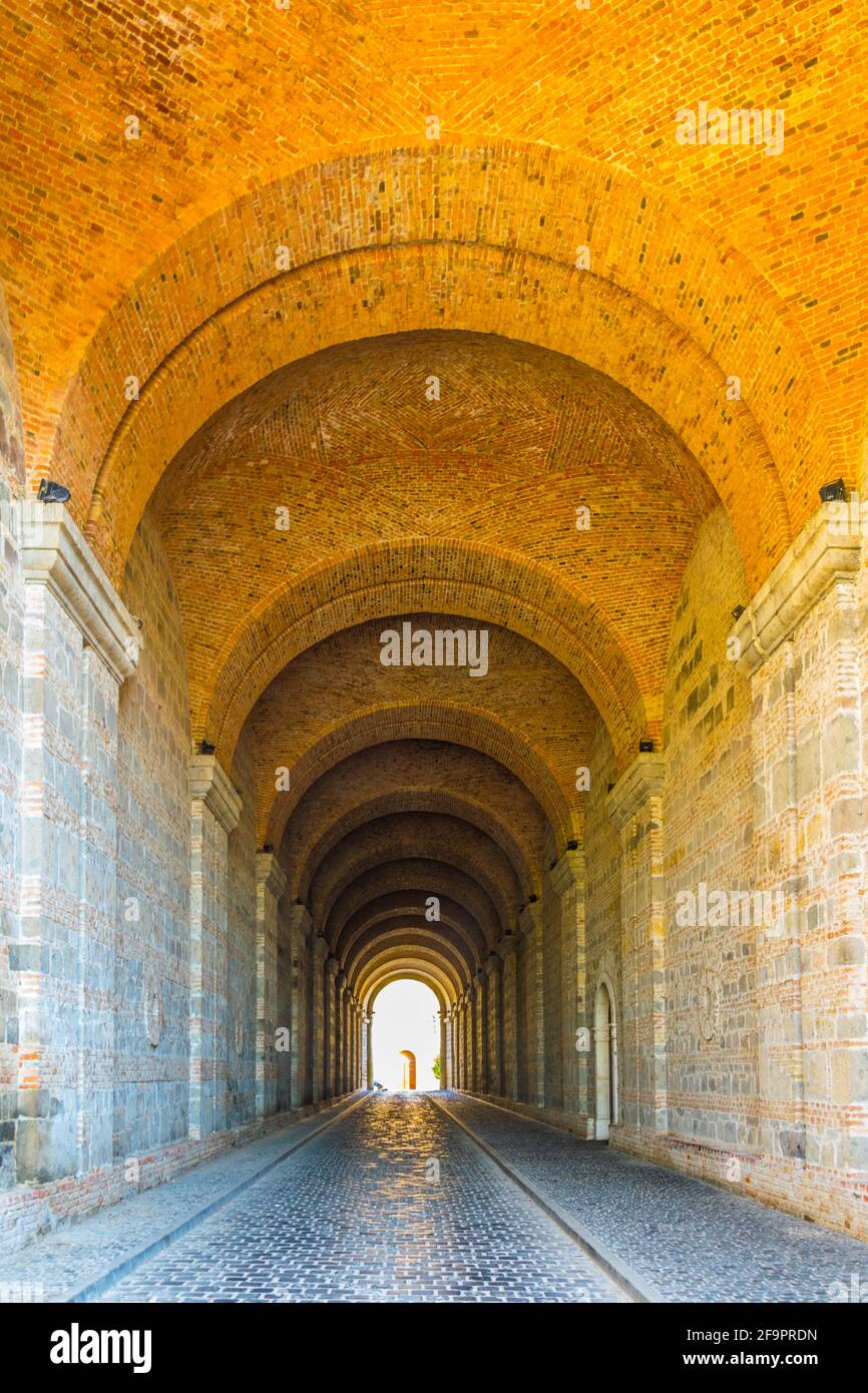 Ein Tunnel, der unter der Basilika in der stadt hungaria führt esztergom Stockfoto