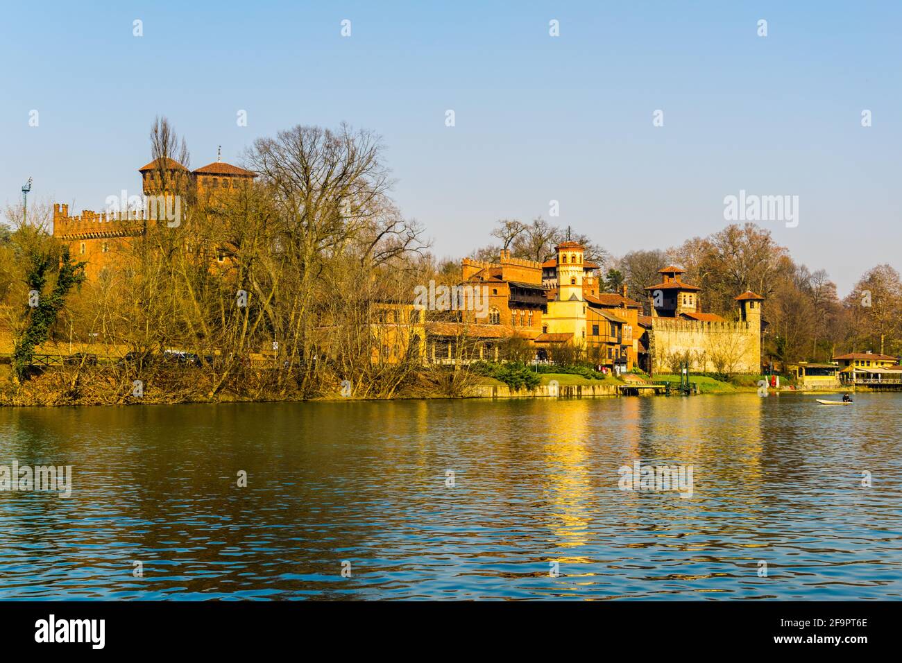 Blick auf das schloss borgo medievale mit Blick auf das italienische Gebäude Stadt turin Stockfoto