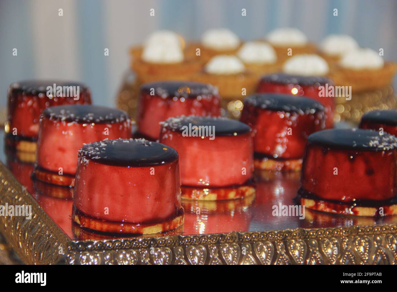 Goldenes Tablett mit Mousse-Kuchen Stockfoto