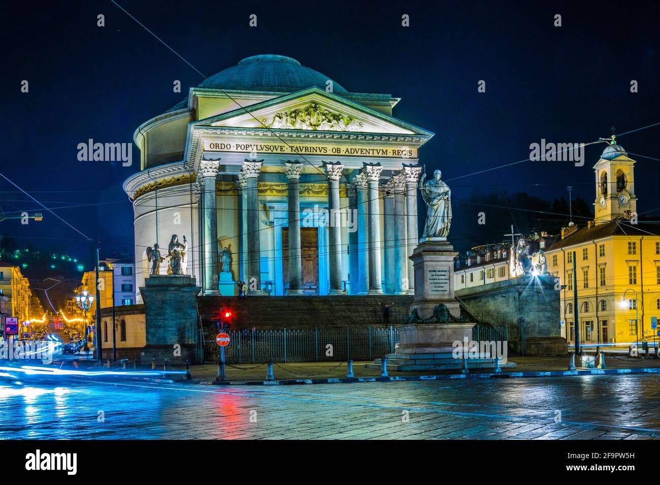 Die Kirche Gran Madre di Dio in Turin während der Nacht. Stockfoto