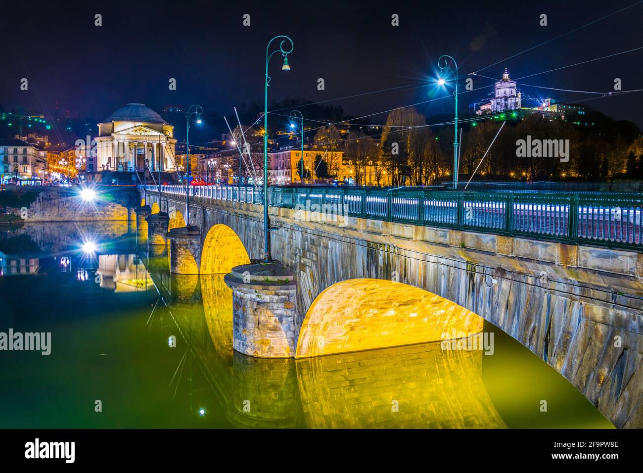 Beleuchtete Brücke ponte vittorio emanuele I über den Fluss po vor der Kirche Gran Madre di Dio in Turin. Stockfoto