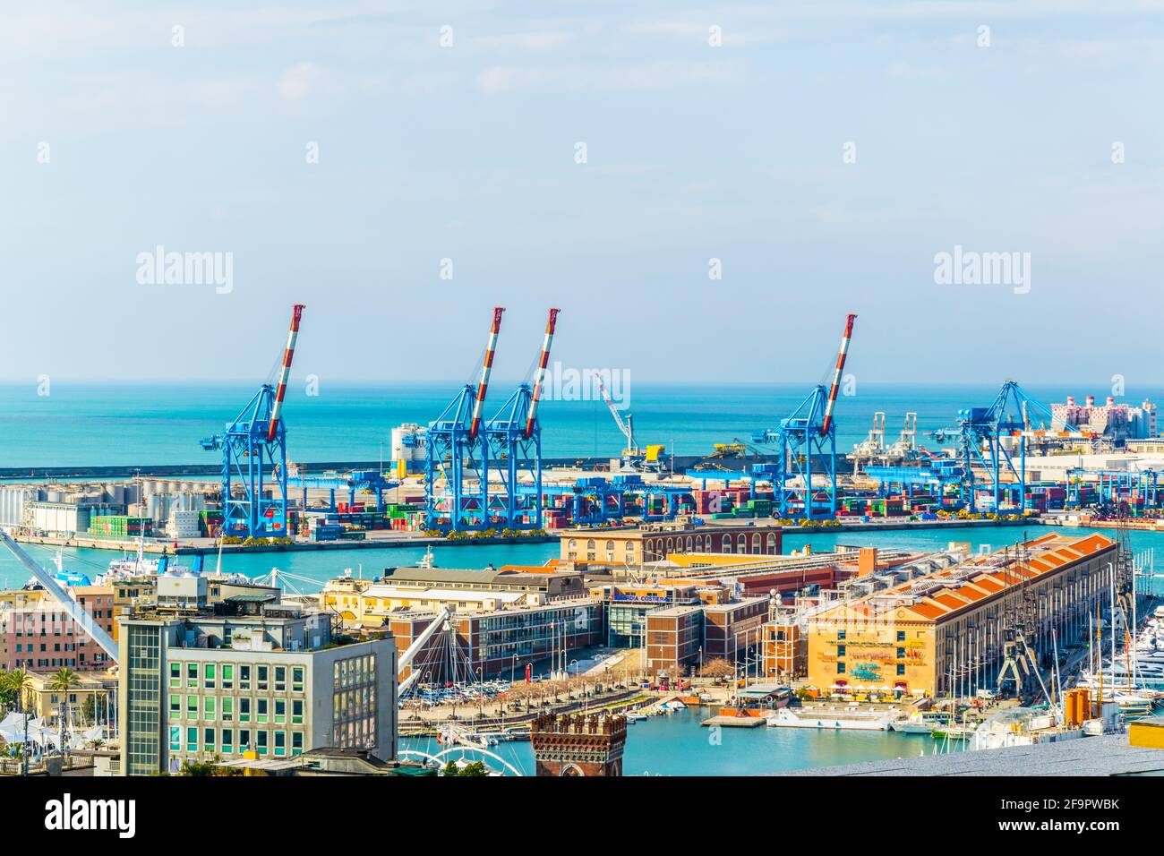 Luftaufnahme des Hafens von genua in italien. Stockfoto