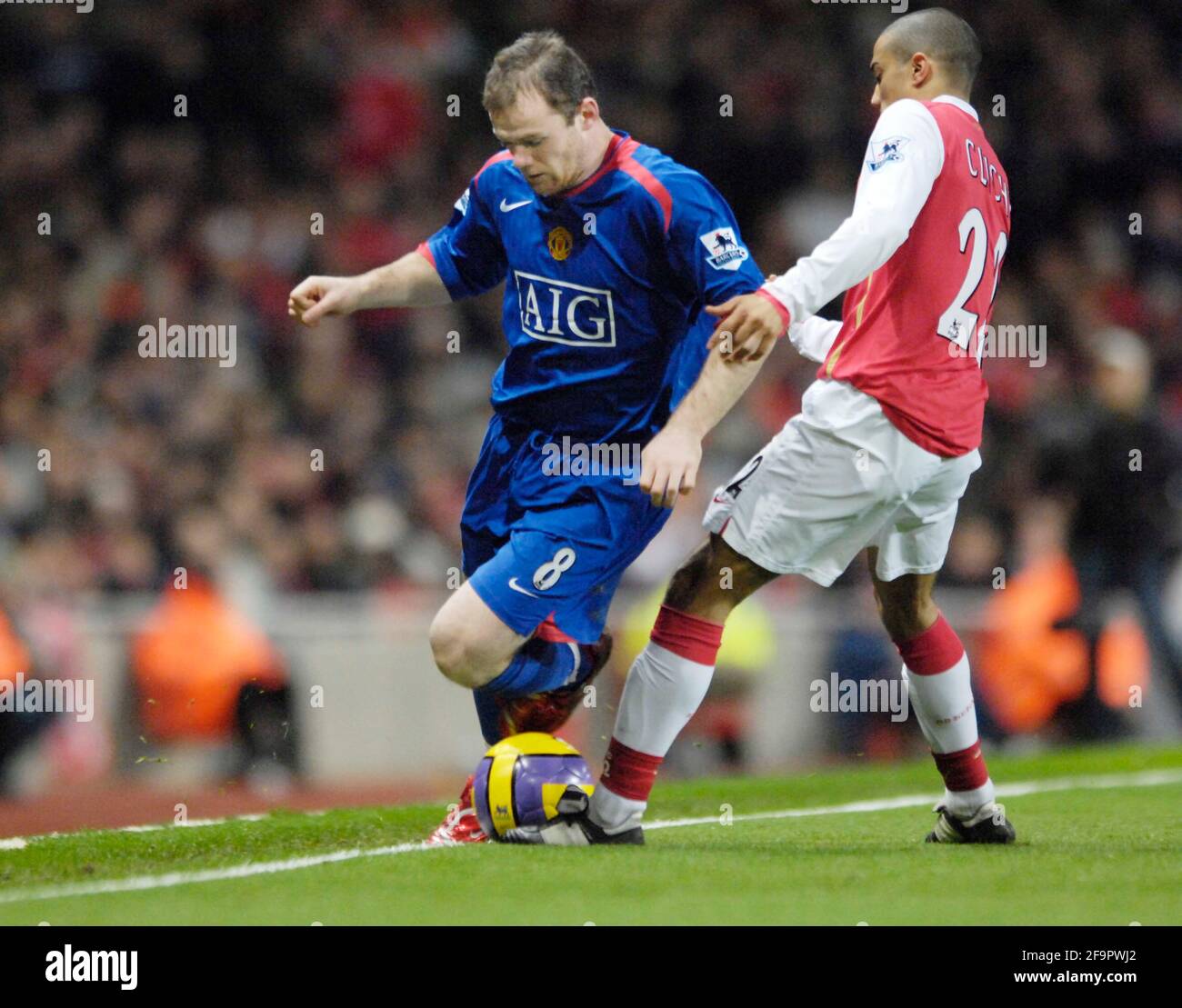 Gael Clichy greift Wayne Rooney an Stockfoto