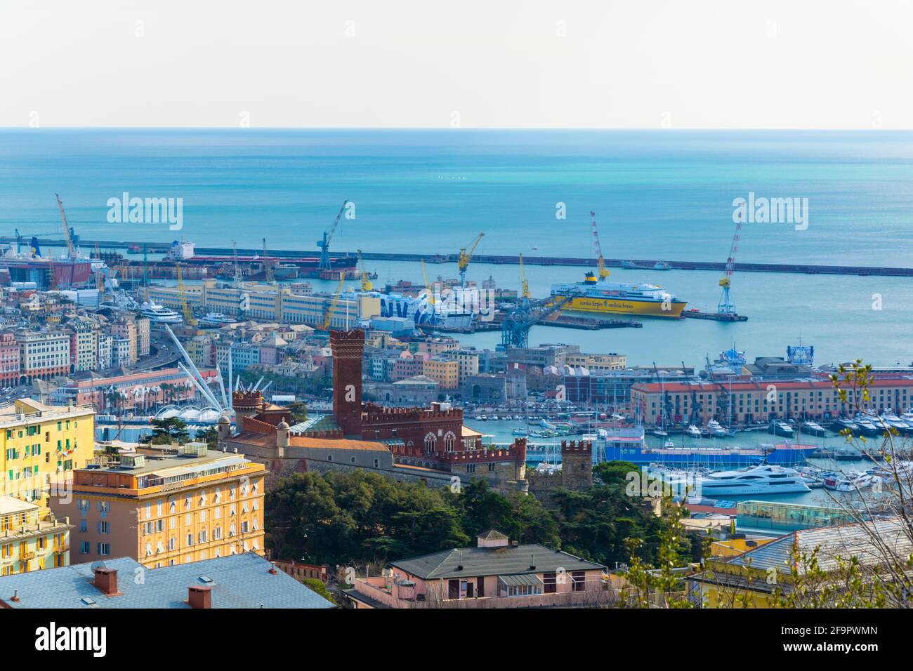 Luftaufnahme des Hafens von genua in italien. Stockfoto